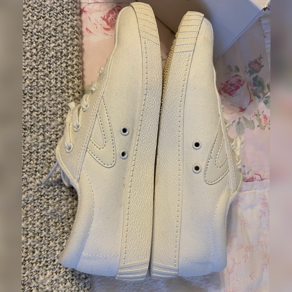 Tretorn Nylite White Canvas Sneaker Sz 9.5 like new - Picture 5 of 9